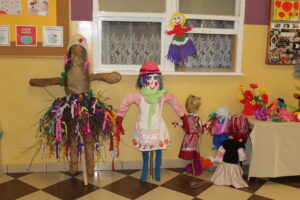 Zdjęcie przedstawia Marzanny ,które została wykonane przez uczniów w celu powitania wiosny. Do ich wykonania użyto materiałów tekstylnych i słomy.