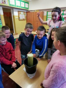 Uczniowie kl. II B obserwują efekty łączenia substancji.