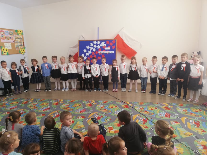 Dzieci śpiewają hymn państwowy