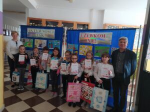 Zdjęcie nagrodzonych uczniów