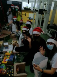 Uczniowie Zespołu Szkół w Siedliszczu przygotowują paczki Mikołajkowe dla osób potrzebujących