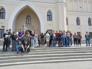 Zdjęcie grupowe uczniów przy zamku w Lublinie