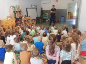 Dzieci na spotkaniu z policjantem