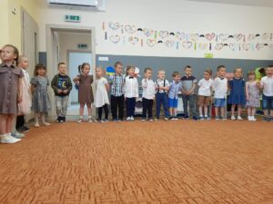 Przedszkolaki występujące przed rodzicami