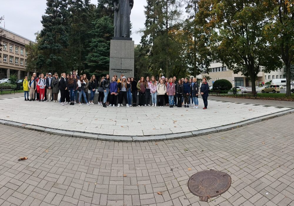 Grupowe zdjęcie uczniów pod uczelnią UMCS w Lublinie