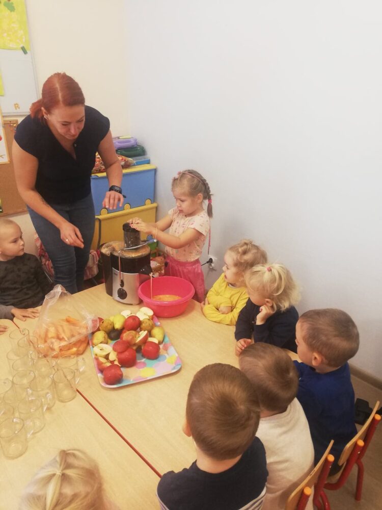 Dzieci robią sok owocowo-warzywny pod opieką wychowawcy