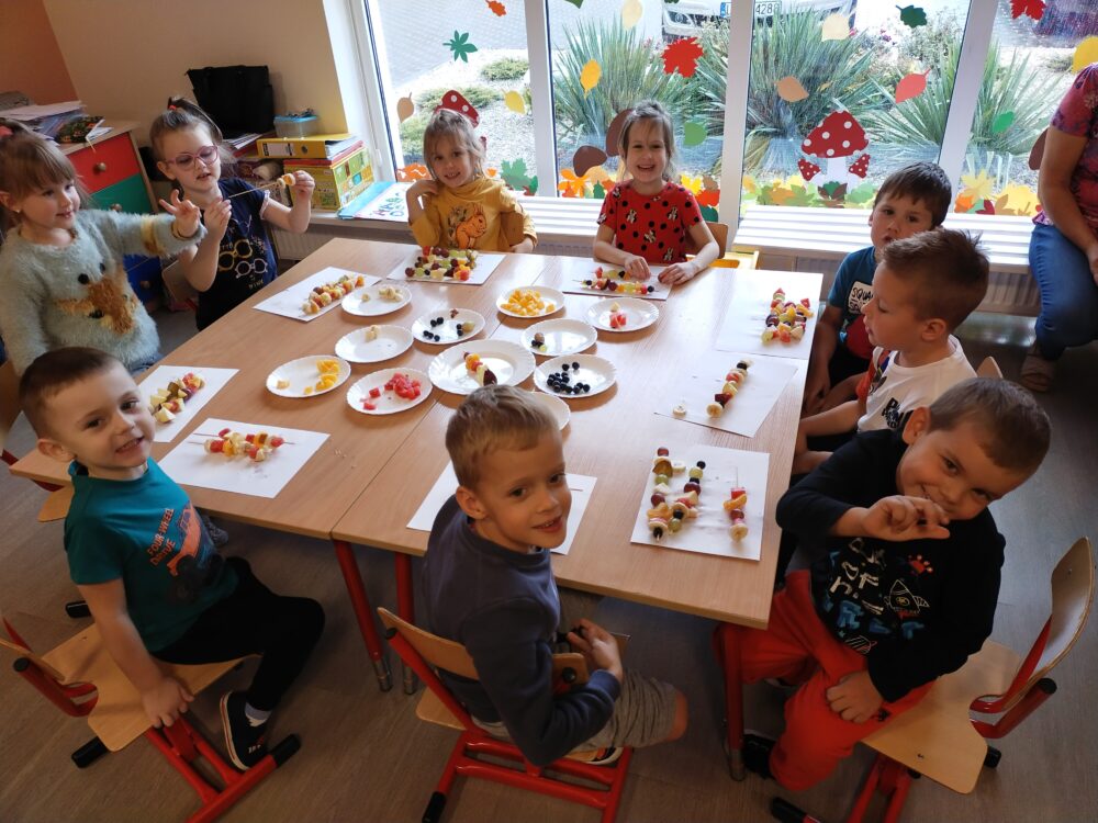 Dzieci wspólnie przygotowują owocowe posiłki