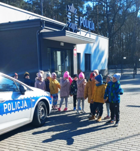 Przedszkolaki przy radiowozie