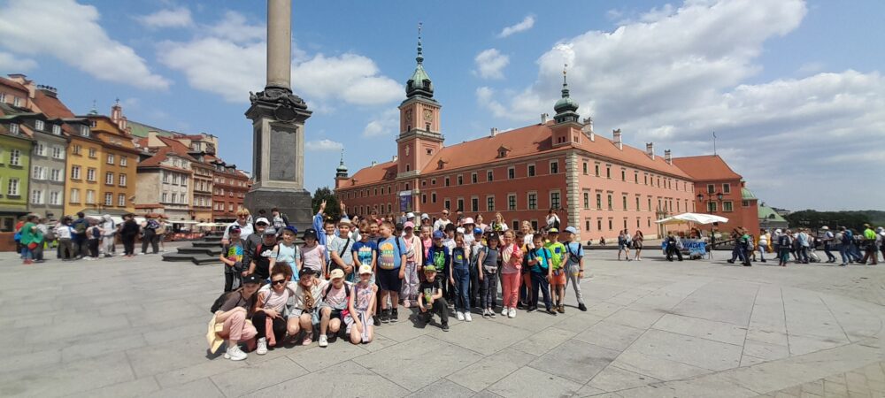 Zdjęcie grupowe uczniów na placu w Warszawie