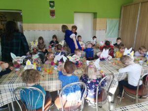 Dzieci robią ozdoby świąteczne