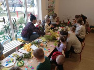Przedszkolaki z rodzicami robią ozdoby świąteczne