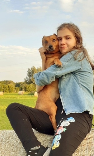 Dziewczynka przytula psa