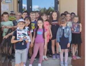 Dzieci przed wejściem do biblioteki