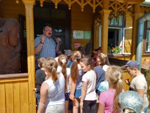 Dzieci słuchające opowieści przewodnika