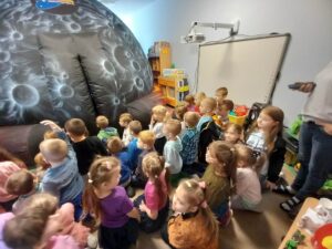 Dzieci przy mobilnym planetarium