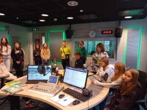 Uczestnicy wycieczki w studiu Polskiego Radia