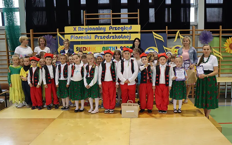 Zdjęcie grupowe występujących w przeglądzie przedszkolaków.