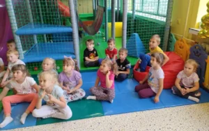 Dzieci bawiące się w sali zabaw na materacach
