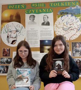 Dwie uczennice trzymające książki Tolkiena przed sobą