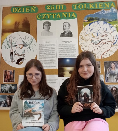 Dwie uczennice trzymające książki Tolkiena przed sobą