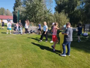 Dzieci sprzątają plac przy szkole