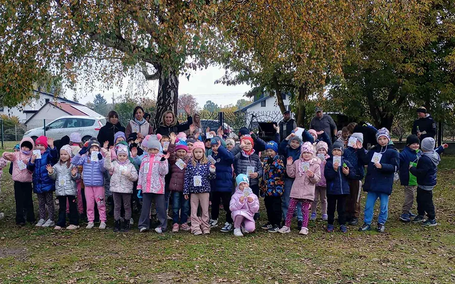 Zdjęcie grupowe dzieci.